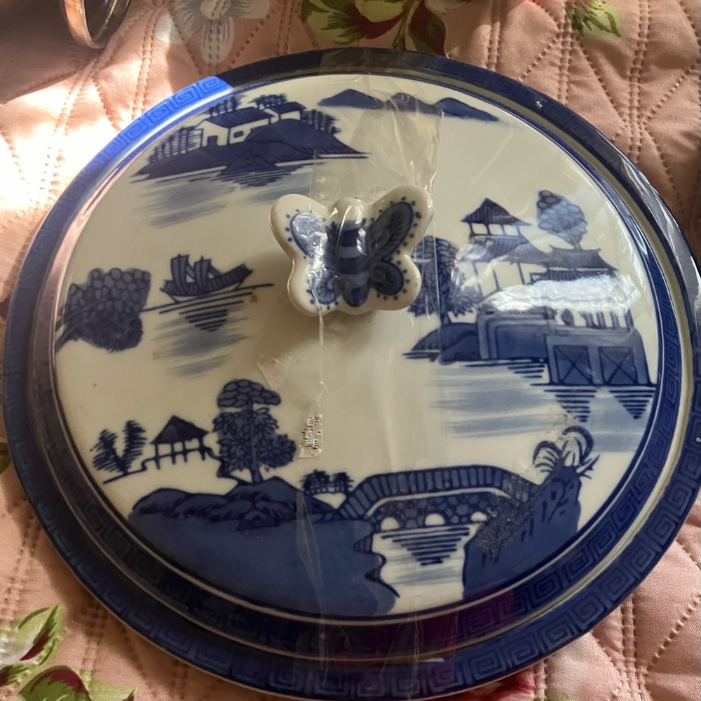 Chinese porcelain bowl with lid.